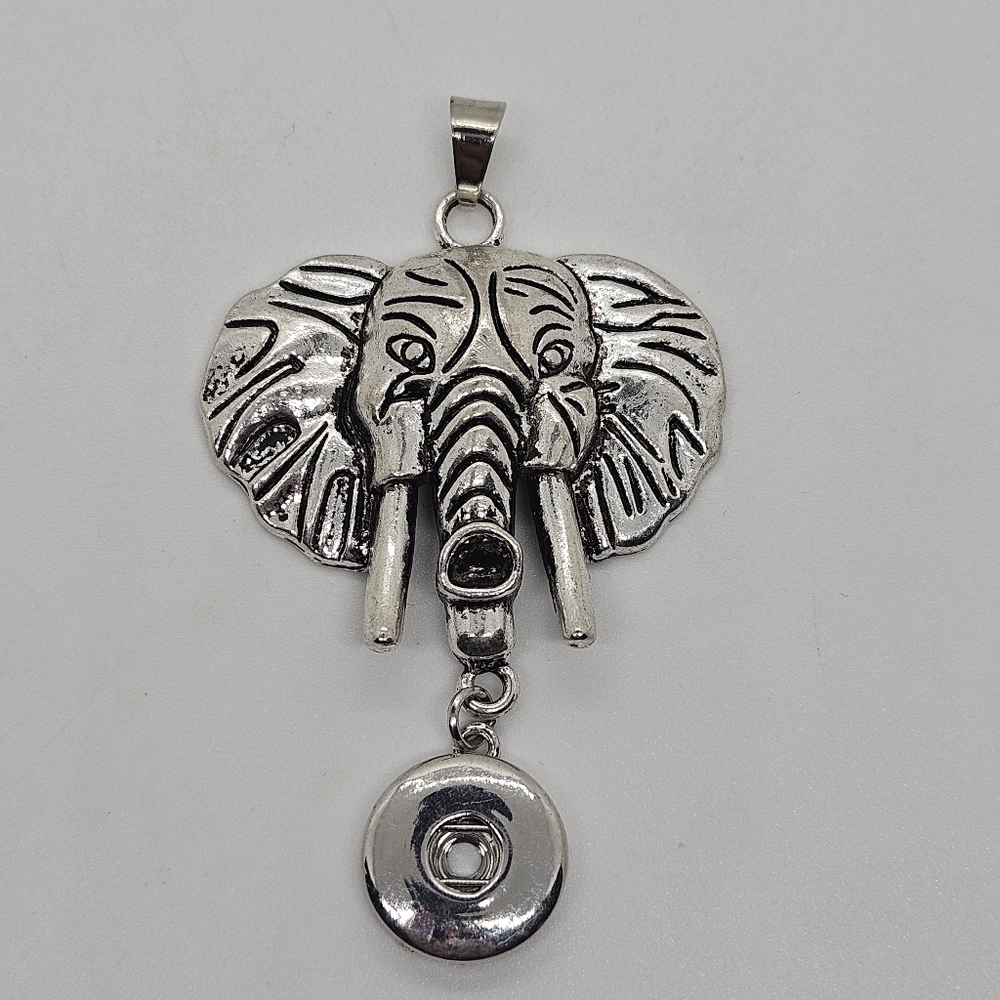 silver tone elephant pendant with snap
